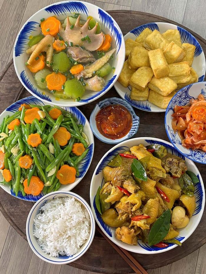 Trong các bữa cơm của chị Hương, đậu được rán tẩm hành, chấm mắm tỏi ớt, bung cùng cà hoặc om với ốc và chuối. Cùng một nguyên liệu nhưng thay cách chế biến sẽ tạo cảm giác khác nhau khi ăn.