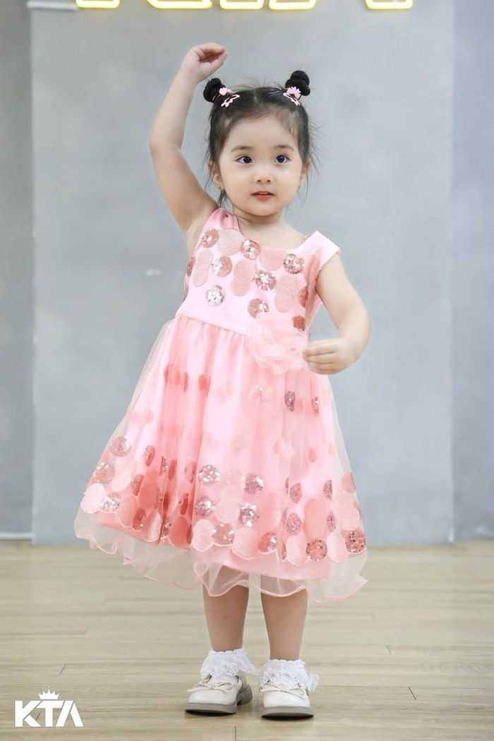 Lisa xinh xắn, đáng yêu trong bộ váy hồng khi đi tập văn nghệ mừng ngày Phụ nữ Việt Nam 20/10.