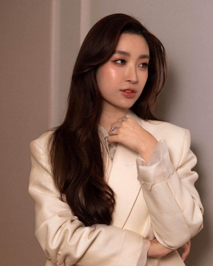 Đỗ Mỹ Linh lựa chọn blazer phong cách phối sơ mi tinh tế, dung hòa nét mạnh mẽ của trang phục nam với vẻ ngoài mềm mại.