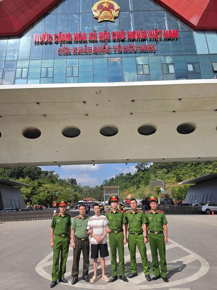 Công an thành phố Bắc Ninh phối hợp bàn giao đối tượng truy nã quốc tế cho cơ quan chức năng Trung Quốc. Ảnh: Công an TP Bắc Ninh