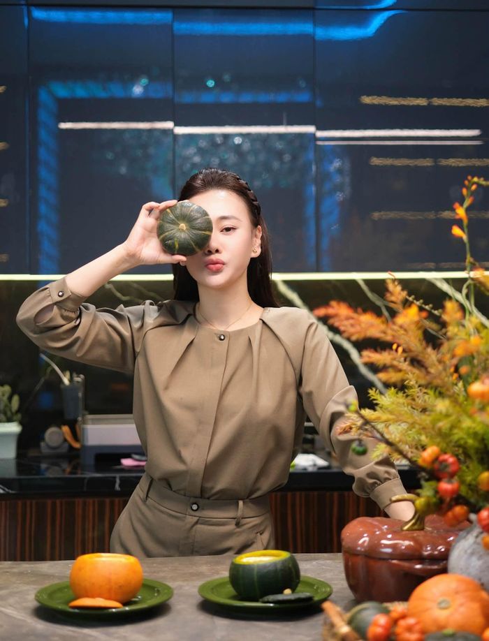 Khi được người hâm mộ "trêu đùa" rằng "bật mood man mát" cắm hoa sữa thì nữ diễn viên "Về nhà đi con" hài hước đáp: "Rồi rối loạn 'triều đình' luôn".