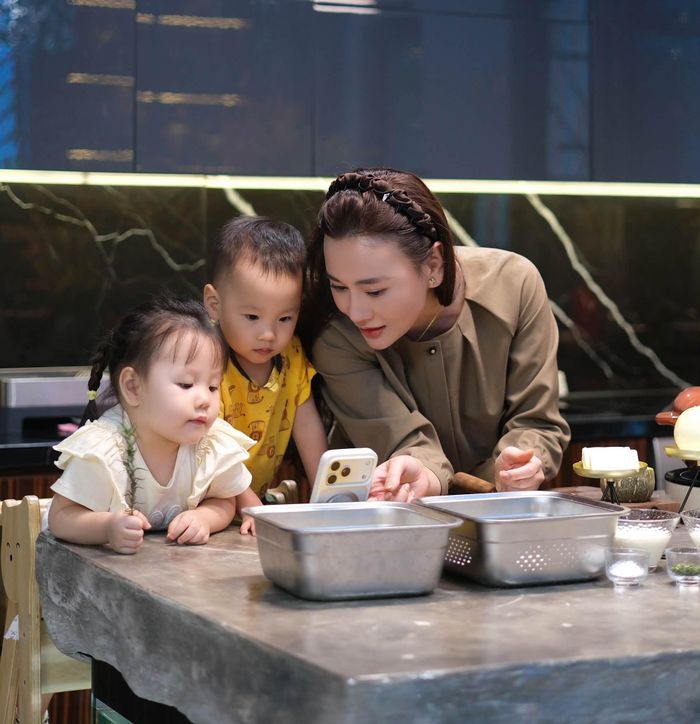 Cùng với không khí đón mùa thu Hà Nội, Phương Oanh chia sẻ hình ảnh cùng 2 con nấu ăn: "Nay làm món mới với 2 'chef nhí'". Từ khi làm mẹ, trên trang cá nhân, Phương Oanh thường xuyên chia sẻ hình ảnh cùng cặp song sinh Jimmy và Jenny.. Cách đây không lâu, cô không khỏi xúc động khi nhìn lại hành trình trưởng thành của hai con.