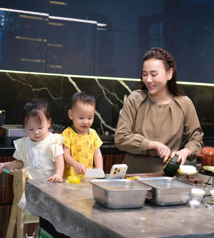 Sau thời gian dành phần lớn sự quan tâm cho gia đình, Phương Oanh dần trở lại với công việc diễn xuất. Việc cân bằng giữa chăm sóc hai con nhỏ và theo đuổi đam mê nghệ thuật mang đến cho nữ diễn viên những trải nghiệm mới.