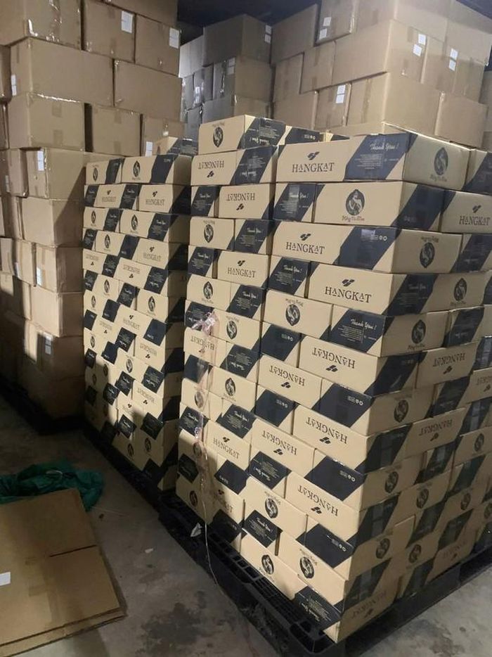 Khám xét kho hàng Công ty Dịch Dương lực lượng chức năng phát hiện 28.794 kg (gần 29 tấn) táo đỏ xuất xứ Trung Quốc - (ảnh Bộ Công an).