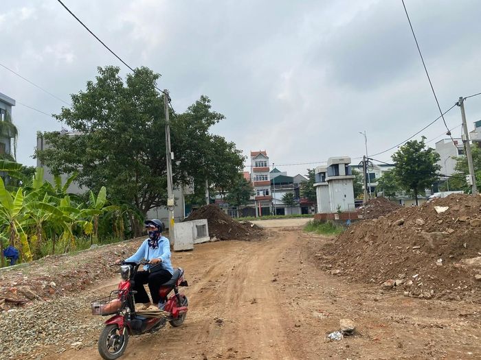 Cận cảnh rác thải xây dựng tại công trường thi công tuyến đường số 5 thuộc dự án Xây dựng hạ tầng kỹ thuật khu đất dịch vụ xã Lại Yên 17ha (giai đoạn 3), xã Sơn Đồng. Ảnh: Vũ Cường