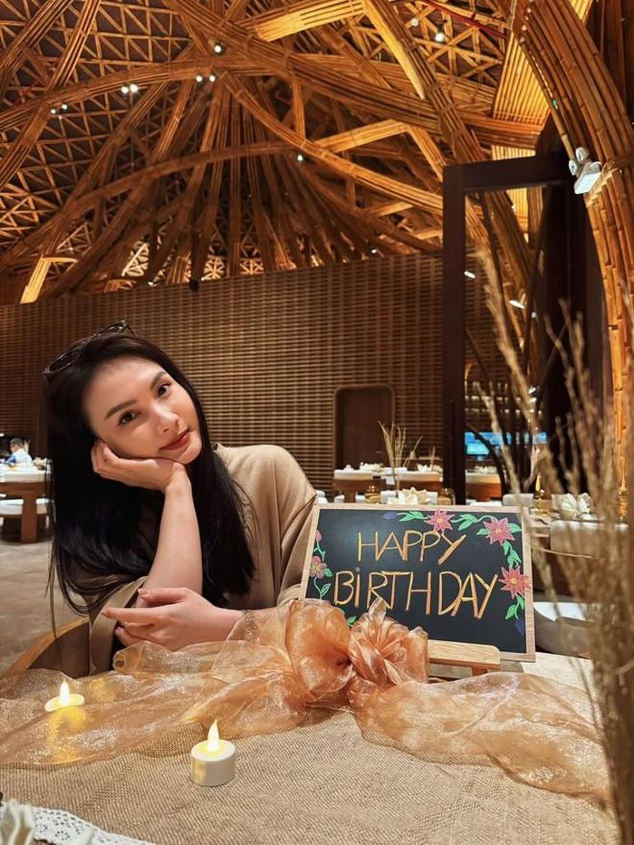 Bảo Thanh hạnh phúc đón tuổi mới trong sự ngọt ngào của chồng yêu. Cô kể: "Tạo bất ngờ cho vợ xong lại bảo: “chính anh là một món quà”".