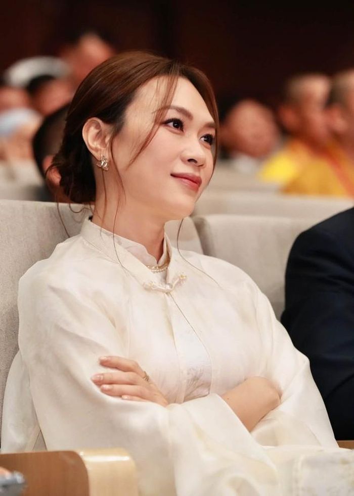 Còn Mỹ Tâm được vinh danh tại sự kiện Vì người nghèo 2026. Trên trang cá nhân, Mỹ Tâm hạnh phúc chia sẻ: "Trân trọng cảm ơn Ủy ban Trung ương Mặt trận Tổ quốc Việt Nam đã ghi nhận và trao tặng Kỷ niệm chương cho những đóng góp của các tập thể cá nhân trong các hoạt động vì cộng đồng.Đây là niềm vinh dự trong hành trình sẻ chia, lan tỏa yêu thương và góp một phần nhỏ của Tâm để mang đến những điều tốt đẹp hơn cho cuộc sống.Mong rằng tinh thần tương thân tương ái sẽ luôn được lan tỏa để ngày càng có thêm nhiều người được giúp đỡ và có thêm niềm tin trong cuộc sống".