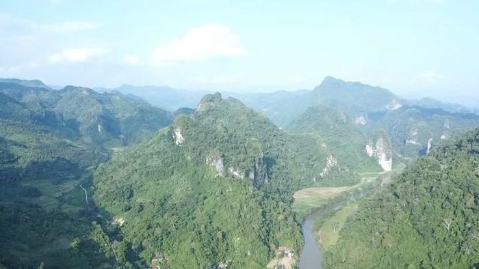 Hình ảnh dọc sông Năng chảy qua xã Ba Bể, tỉnh Thái Nguyên nhìn từ trên cao - (ảnh Nhật Tân).