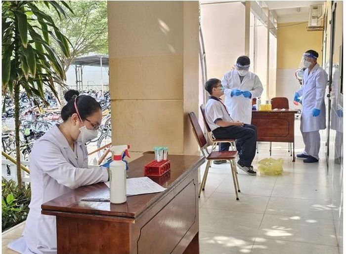 Trung tâm Kiểm soát bệnh tật TP.HCM phối hợp Trạm Y tế xã Hiệp Phước triển khai điều tra dịch tễ, theo dõi người tiếp xúc và các biện pháp dự phòng tại trường học. Ảnh: SYT
