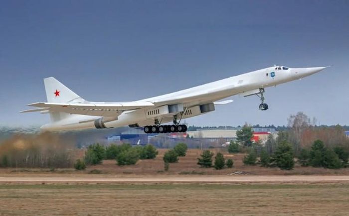 Máy bay ném bom chiến lược Tupolev Tu-160 Blackjack. (Ảnh: Rostec)