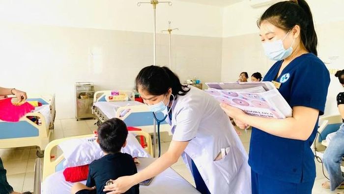 Khi trẻ có biểu hiện ho, sốt không hạ cần tới cơ sở y tế để khám và được tư vấn. Ảnh: CB