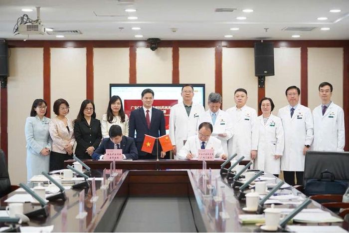 Thứ trưởng Thường trực Bộ Y tế Vũ Mạnh Hà chứng kiến ký kết hợp tác của các cơ sở y tế Việt Nam tham gia đoàn với phía Bệnh viện Quảng An Môn.