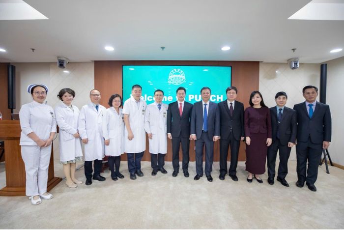 Đoàn đại biểu Bộ Y tế Việt Nam chụp ảnh kỷ niệm với Lãnh đạo Bệnh viện Hiệp Hòa Bắc Kinh.