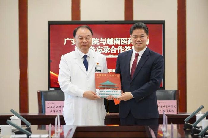 Thứ trưởng Thường trực Bộ Y tế Vũ Mạnh Hà và ông Lý Kiệt, Viện trưởng Bệnh viện Quảng An Môn