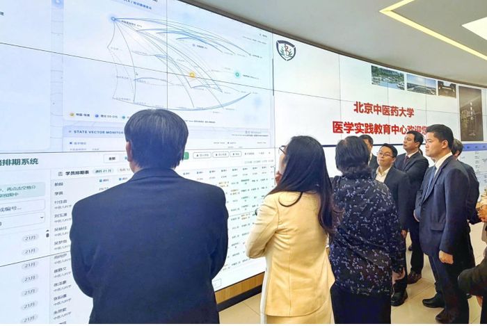 Thứ trưởng Thường trực Bộ Y tế Vũ Mạnh Hà và đoàn công tác nghe đại diện Đại học Trung Y Dược Bắc Kinh giới thiệu về trung tâm mô phòng đánh giá năng lực thực hành đối với sinh viên.