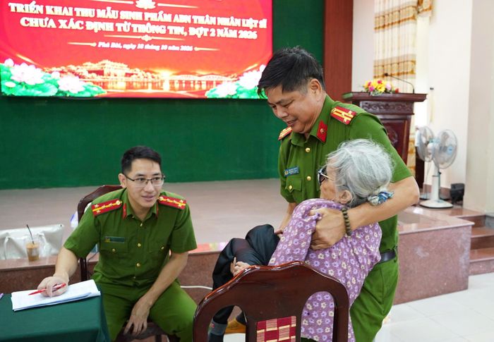 Trong số những người đến làm thủ tục có nhiều cụ già tuổi cao, đi lại khó khăn. Lực lượng công an, đoàn viên thanh niên có mặt tại điểm thu nhận tận tình hướng dẫn, hỗ trợ các cụ di chuyển, kê khai thông tin và thực hiện các bước. Ảnh: PV.