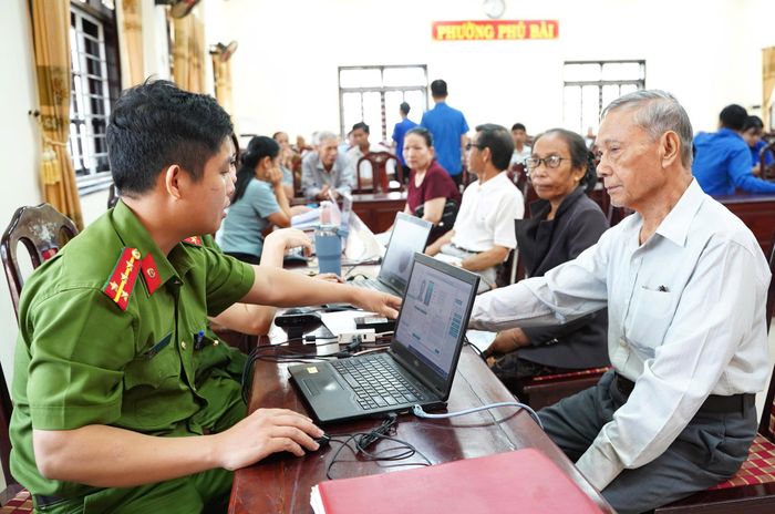 Các điểm thu nhận được bố trí theo từng cụm địa bàn để tạo thuận lợi cho thân nhân liệt sĩ đến thực hiện việc lấy mẫu. Hai điểm tại xã Phú Lộc và phường Phong Điền bắt đầu từ 13h ngày 17/10. Hai điểm tại phường Phú Bài và phường Phú Xuân bắt đầu từ 7h30 ngày 18/10, việc thu nhận tại mỗi điểm kéo dài đến khi hoàn tất lấy mẫu cho thân nhân trong cụm. Ảnh: PV.