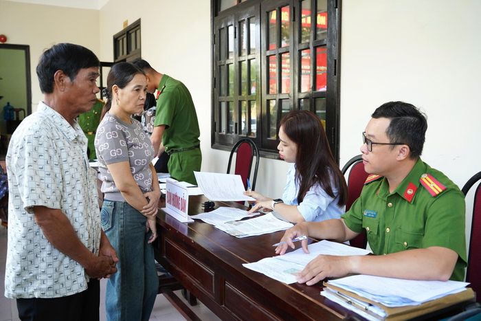 Theo Công an TP Huế, đợt thu nhận mẫu sinh phẩm ADN lần này (đợt 2) được triển khai trong 1,5 ngày, từ chiều 17/10 đến hết ngày 18/10. Công an thành phố phối hợp với UBND các xã, phường, các đơn vị liên quan và Đoàn thu mẫu của Bộ Công an tổ chức thu nhận mẫu tại 4 điểm. Ảnh: PV.