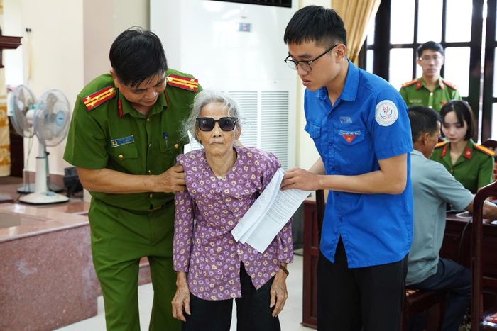 Theo ghi nhận, từ sáng sớm, nhiều thân nhân liệt sĩ có mặt tại điểm thu nhận mẫu ADN ở phường Phú Bài để thực hiện các thủ tục theo hướng dẫn của lực lượng chức năng. Ảnh: PV.
