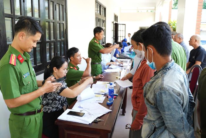 Điểm thu nhận mẫu đặt tại Hội trường UBND phường Phú Bài, phục vụ thân nhân liệt sĩ thuộc các phường, xã: Phú Bài, Thanh Thủy, Hương Thủy, Thuận Hóa, An Cựu, Vỹ Dạ, Mỹ Thượng, Phú Hồ, Phú Vang và Phú Vinh. Ảnh: PV.