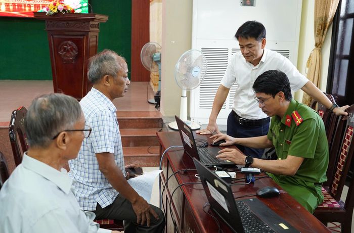 Lãnh đạo UBND phường Phú Bài cho biết, đây là hoạt động có ý nghĩa nhân văn sâu sắc, thể hiện đạo lý "Uống nước nhớ nguồn", góp phần đáp ứng nguyện vọng tìm kiếm, xác định danh tính người thân đã hy sinh vì độc lập, tự do của Tổ quốc, giúp các gia đình sớm tìm lại người thân và thực hiện các thủ tục tri ân theo nguyện vọng. Ảnh: PV.