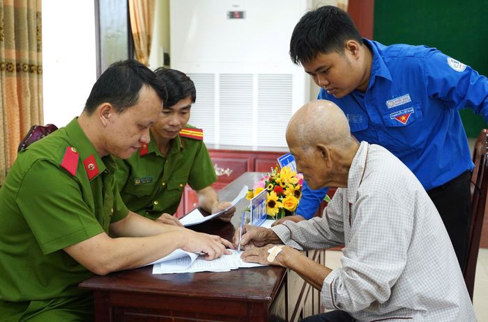 Theo UBND phường Phú Bài, đối tượng ưu tiên thu nhận mẫu là thân nhân có quan hệ huyết thống theo dòng mẹ, gồm mẹ đẻ, bà ngoại ruột, anh chị em cùng mẹ và các trường hợp thân nhân khác theo hướng dẫn của cơ quan chức năng. Ảnh: PV.