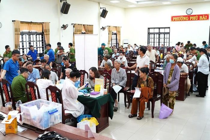 Sáng 18/10, Công an thành phố Huế phối hợp với UBND phường Phú Bài tổ chức thu nhận mẫu sinh phẩm ADN thân nhân liệt sĩ chưa xác định được danh tính (đợt 2), nhằm phục vụ công tác xác định danh tính hài cốt liệt sĩ còn thiếu thông tin. Ảnh: PV.