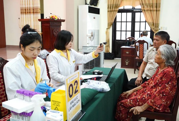 Dự kiến, khoảng 300 mẫu sinh phẩm ADN được thu nhận tại điểm phường Phú Bài. Ảnh: PV.