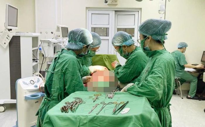 Các bác sĩ phẫu thuật cho sản phụ. Ảnh: BVCC
