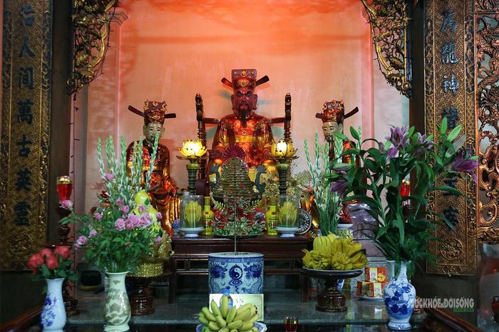 Ban thờ được bài trí trang nghiêm, lưu giữ nét văn hóa tín ngưỡng truyền thống. Ảnh: Tuấn Anh