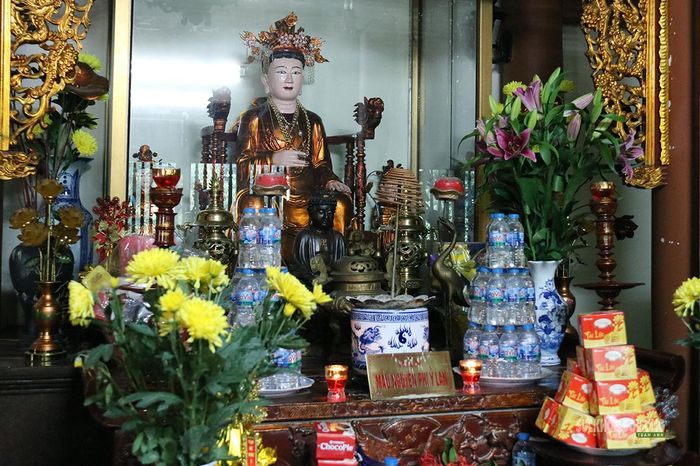 Ban thờ Nguyên phi Ỷ Lan, nhân vật lịch sử gắn với những truyền tích của chùa Thánh Chúa. Ảnh: Tuấn Anh
