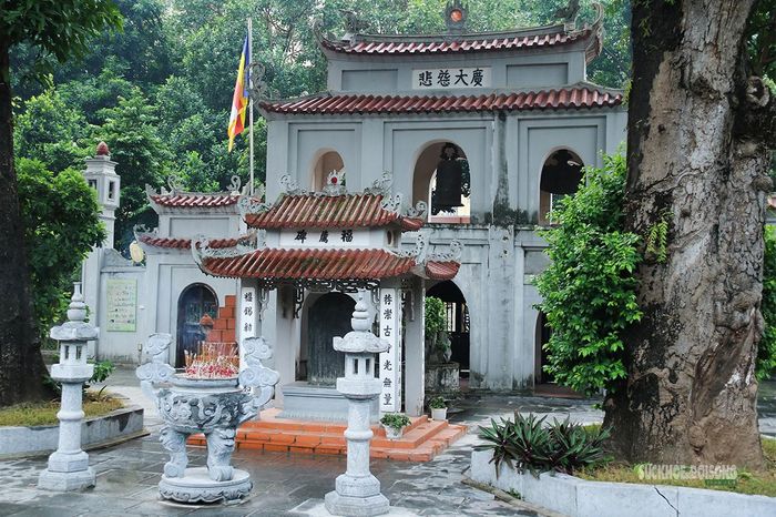 Gác chuông và cổng tam quan mang nét kiến trúc cổ kính.. Ảnh: Tuấn Anh