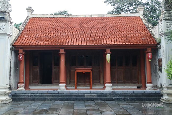 Mái ngói đỏ, hàng cột và khoảng sân tạo nên vẻ thanh tịnh của ngôi cổ tự. Ảnh: Tuấn Anh