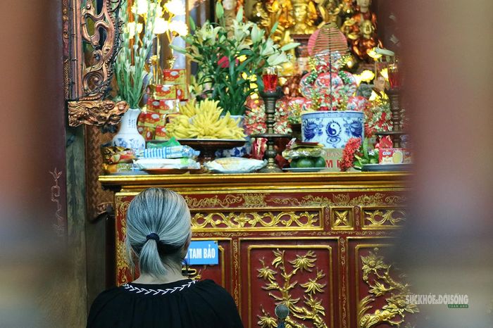 Một người dân lặng lẽ lễ Phật. Ảnh: Tuấn Anh