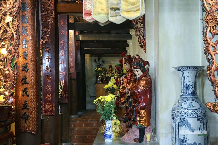 Hệ thống tượng thờ, câu đối và đồ thờ được gìn giữ trong không gian cổ kính. Ảnh: Tuấn Anh
