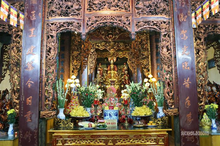 Không gian Tam Bảo nổi bật với hệ thống tượng thờ, hoành phi và các mảng chạm khắc tinh xảo. Ảnh: Tuấn Anh