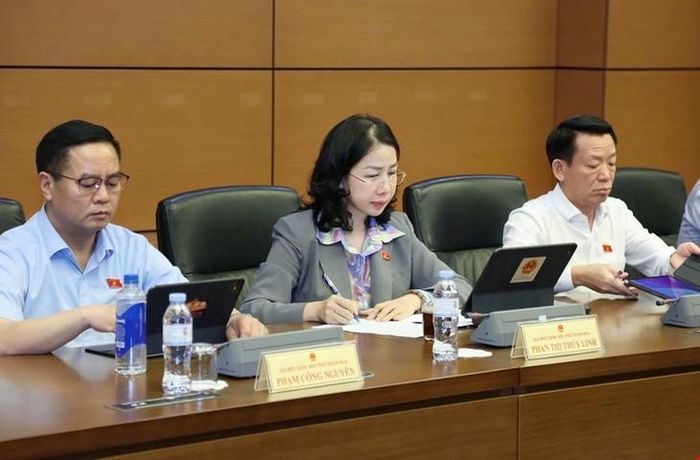 Các đại biểu thuộc Đoàn ĐBQH tỉnh Thanh Hóa và Gia Lai dự phiên thảo luận tại Tổ 13. Ảnh: Media Quốc hội