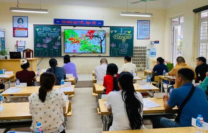Quy định mới sắp tới sẽ gỡ bỏ yêu cầu bắt buộc tổ chức họp phụ huynh 3 lần mỗi năm, hướng tới các buổi gặp gỡ linh hoạt và thực chất.. Ảnh minh hoạ