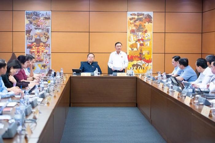 Quang cảnh phiên thảo luận tại Tổ 5. Ảnh: Phạm Thắng