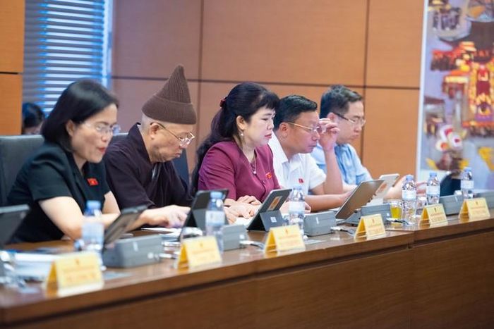 Các đại biểu tham dự thảo luận tại Tổ 5. Ảnh: Phạm Thắng