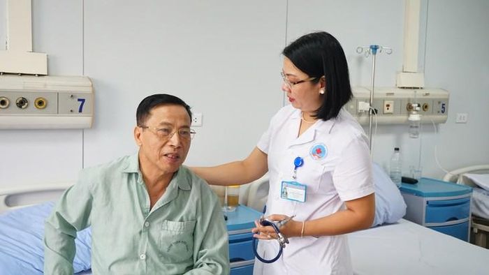 Người cao tuổi nên chủ động đo huyết áp, kiểm tra đường huyết tại nhà và khám sức khỏe định kỳ giúp phát hiện sớm những bất thường. Ảnh PV