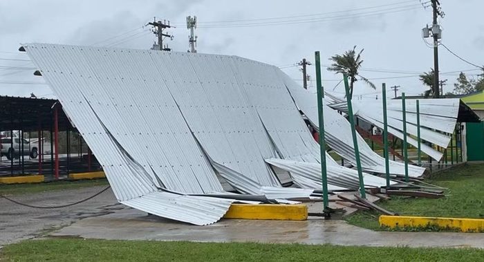Gió mạnh do bão Champi làm sập một phần mái của một khu bán hàng ở Guam. Ảnh chụp ngày 18/10. Ảnh: David Castro/ The Guam Daily Post.