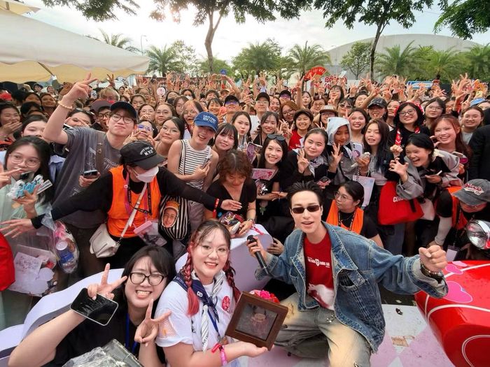 Hà An Huy chia sẻ loạt ảnh check-in cùng các Ung Dung tại fan booth. Ảnh: @anhuyungdung