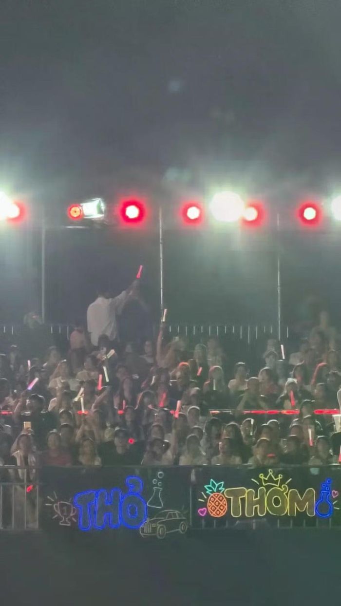  Thỏ DaLAB đăng những bức ảnh cùng khán giả tại concert với caption: "Cho mấy đứa cháu lên sóng, có bị sót khu vực nào thông cảm cho chú nhé, cảm ơn cả nhà mình rất nhiều". Ảnh: @rabbitrundalab 
