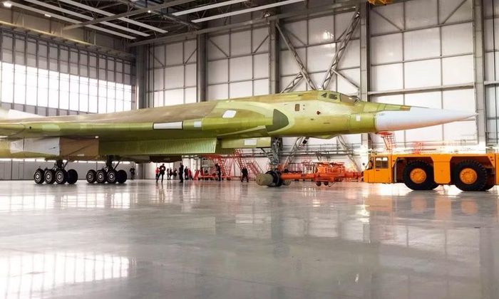 Đại diện nhà sản xuất nói thêm, máy bay ném bom chiến lược siêu âm Tu-160M ​​vẫn giữ nguyên hình dáng cũ, nhưng được chế tạo dựa trên nền tảng mới, sử dụng công nghệ kỹ thuật số.