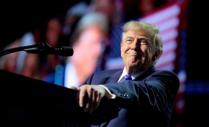 Ngày 16/10, ông Trump ký sắc lệnh hành pháp hoãn áp dụng các mức thuế thương mại trên diện rộng và biện pháp trừng phạt thứ cấp theo đạo luật này. Quyết định được đưa ra chỉ 2 ngày trước thời điểm các biện pháp dự kiến có hiệu lực.