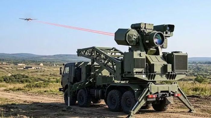 Chưa dừng lại đây, đội hình phòng thủ còn bao gồm hệ thống laser Zarya mới nhất của Nga, vũ khí này đã được trình diễn lần đầu tiên, nó phá hủy mục tiêu ở tầm xa lên đến 6 km.