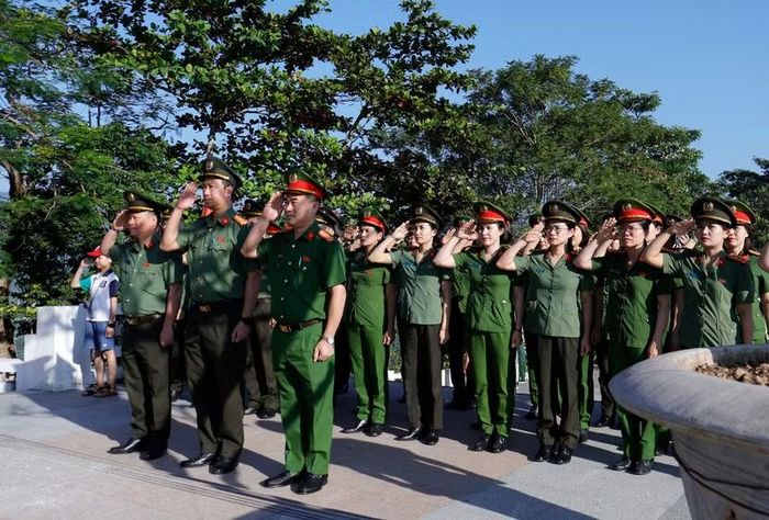 Đoàn đã thành kính tổ chức Lễ dâng hương, dâng hoa tại Tượng đài Chủ tịch Hồ Chí Minh