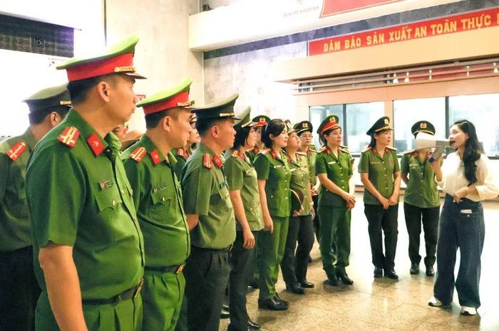 Các cán bộ, chiến sĩ nghe thuyết minh viên giới thiệu về quá trình xây dựng Thủy điện Hòa Bình