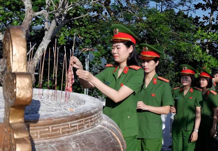 Đây là dịp để mỗi cán bộ, chiến sĩ bồi đắp lòng tự hào dân tộc, giáo dục truyền thống cách mạng và tinh thần cống hiến